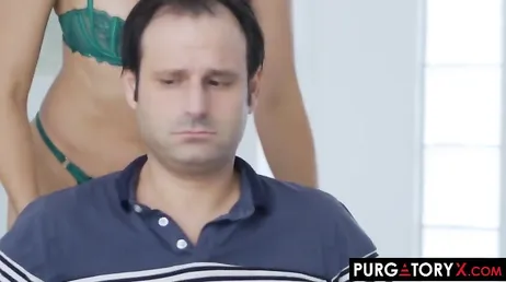 Su mujer trae a un amigo para comerse su polla delante de su pobre marido