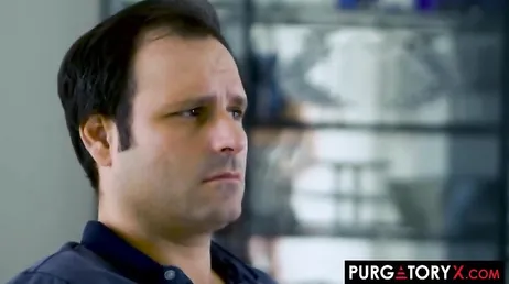 Su mujer trae a un amigo para comerse su polla delante de su pobre marido