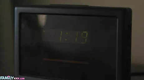 Su hermanastra no se puede dormir y necesita una polla para relajarse