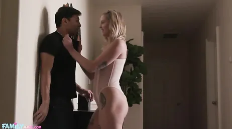 Su hermanastra no se puede dormir y necesita una polla para relajarse