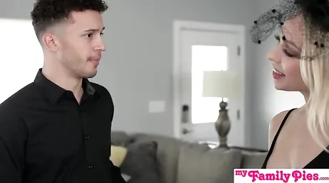 Trata de animar a la pobre viuda de la mejor manera posible: con un folladón