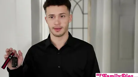 Trata de animar a la pobre viuda de la mejor manera posible: con un folladón