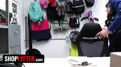 La pillan robando en una tienda de perfumes y el vigilante trata de seducirla ...