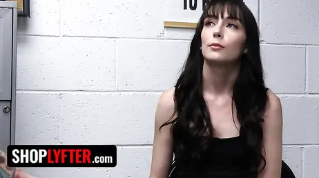 La pillan robando en una tienda de perfumes y el vigilante trata de seducirla ...