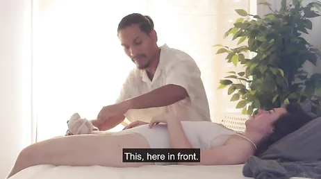 El curandero naturista le aplica una nueva terapia para reducirle el estres