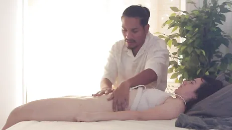 El curandero naturista le aplica una nueva terapia para reducirle el estres