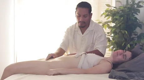 El curandero naturista le aplica una nueva terapia para reducirle el estres