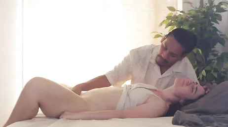 El curandero naturista le aplica una nueva terapia para reducirle el estres