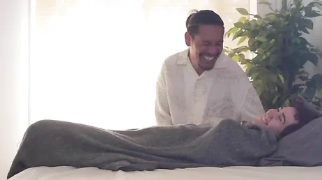 El curandero naturista le aplica una nueva terapia para reducirle el estres