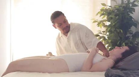 El curandero naturista le aplica una nueva terapia para reducirle el estres