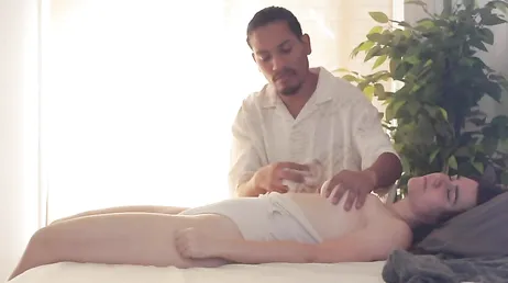 El curandero naturista le aplica una nueva terapia para reducirle el estres