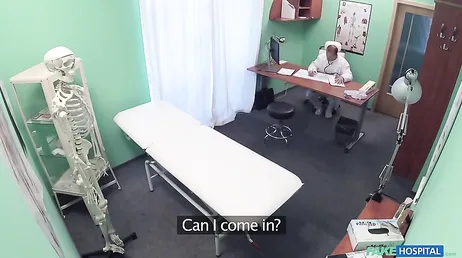 La paciente rusa parece entenderse muy bien con el nuevo médico de la clinica