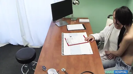 La paciente rusa parece entenderse muy bien con el nuevo médico de la clinica