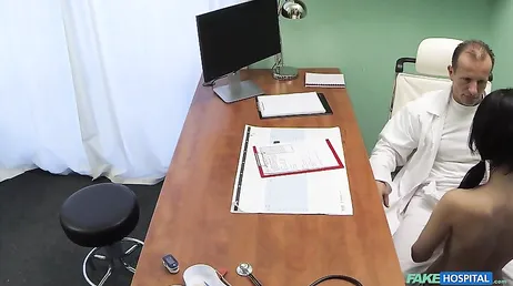 La paciente rusa parece entenderse muy bien con el nuevo médico de la clinica