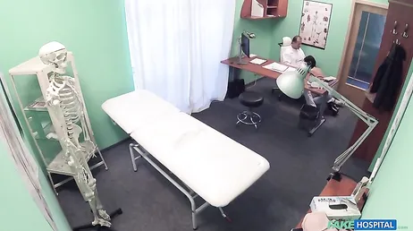 La paciente rusa parece entenderse muy bien con el nuevo médico de la clinica