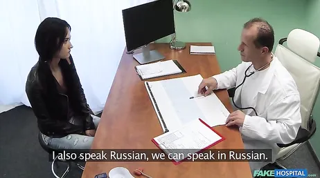 La paciente rusa parece entenderse muy bien con el nuevo médico de la clinica