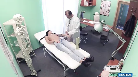 La paciente rusa parece entenderse muy bien con el nuevo médico de la clinica