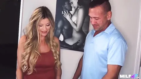 Una amiga de mi mujer viene a casa y no puedo dejar de mirar su culo ...