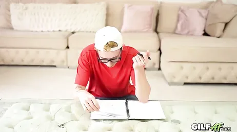 La profesora particular decide obligar a su alumno a que le haga de todo