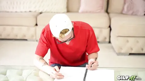 La profesora particular decide obligar a su alumno a que le haga de todo