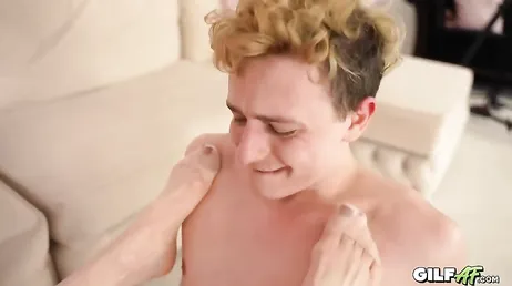 La profesora particular decide obligar a su alumno a que le haga de todo