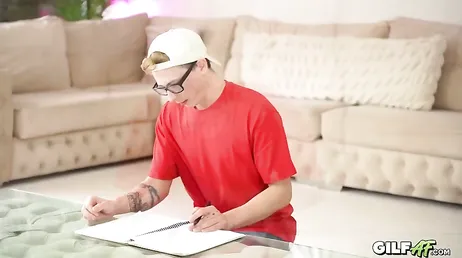 La profesora particular decide obligar a su alumno a que le haga de todo