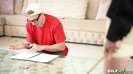 La profesora particular decide obligar a su alumno a que le haga de todo