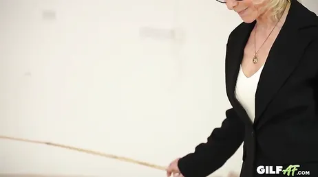 La profesora particular decide obligar a su alumno a que le haga de todo