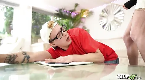 La profesora particular decide obligar a su alumno a que le haga de todo