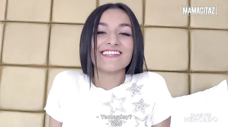 La guapa tendedera del mercado se va a casa del caliente cliente