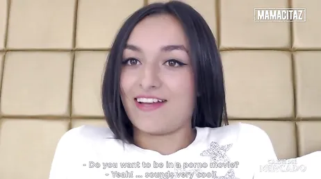 La guapa tendedera del mercado se va a casa del caliente cliente