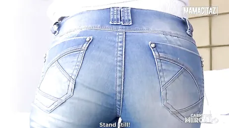 La guapa tendedera del mercado se va a casa del caliente cliente