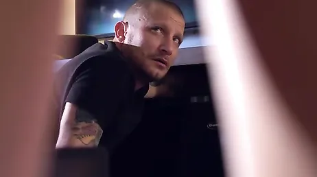 Espera a su amante abierta de piernas para que le coma el coño antes de follar