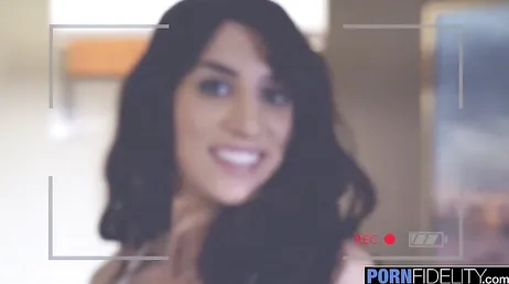 Espera a su amante abierta de piernas para que le coma el coño antes de follar