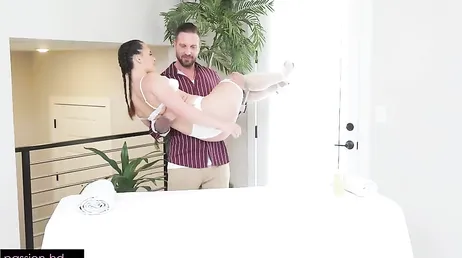 Espia a su hijastra masturbándose en la ducha: menudo culito que tiene