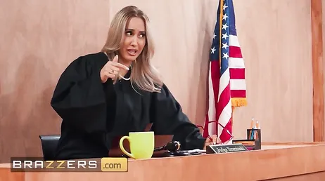 La jueza les condena a follar delante suya y a hacerlo analmente