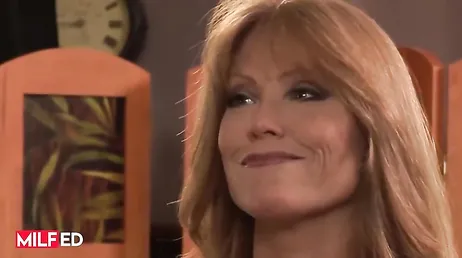 Madura sexy de buenas tetas disfrutando de su nuevo amante negro