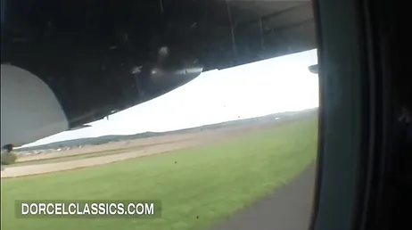 Después de la práctica de paracaidismo le espera una follada con el instructor