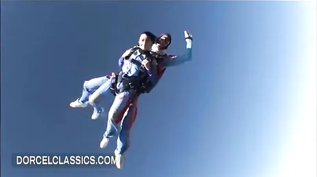 Después de la práctica de paracaidismo le espera una follada con el instructor