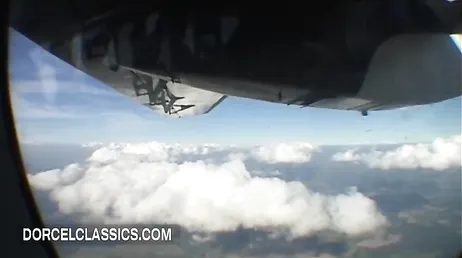 Después de la práctica de paracaidismo le espera una follada con el instructor