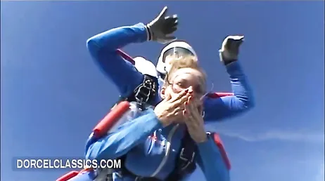 Después de la práctica de paracaidismo le espera una follada con el instructor