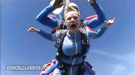 Después de la práctica de paracaidismo le espera una follada con el instructor