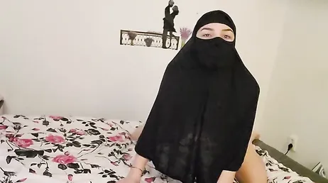 Su novia arabe disfruta de las buenas folladas diarias que le da su novio