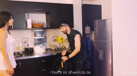 Descansan de tanto videojuego y se ponen a comer juntas una polla