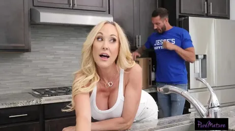 La madura sabe perfectamente que el chico de la mudanza le mira el culo