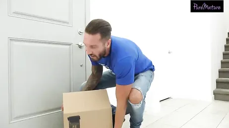 La madura sabe perfectamente que el chico de la mudanza le mira el culo