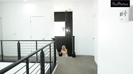 La madura sabe perfectamente que el chico de la mudanza le mira el culo