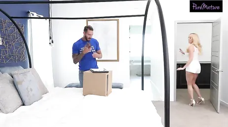 La madura sabe perfectamente que el chico de la mudanza le mira el culo