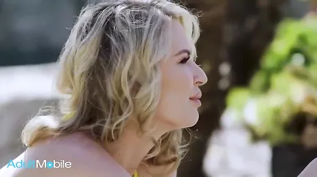 Mi madrastra me recuerda que estamos solos en casa y que podemos follar