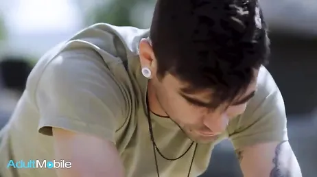 Mi madrastra me recuerda que estamos solos en casa y que podemos follar